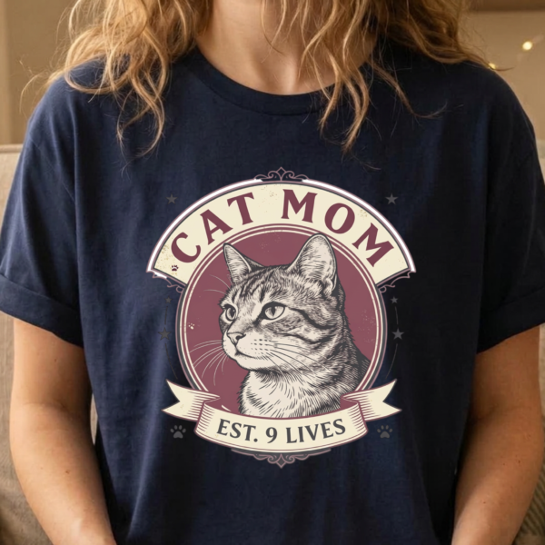 Cat Mom vintage retro badge graphic t-shirt in black for women — Femmaura