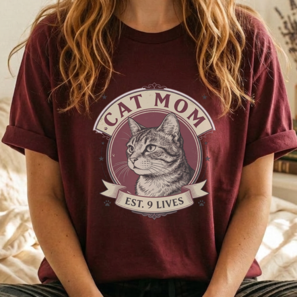 Cat Mom vintage retro badge graphic t-shirt in black for women — Femmaura